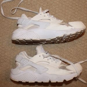 White Nike Huaraches